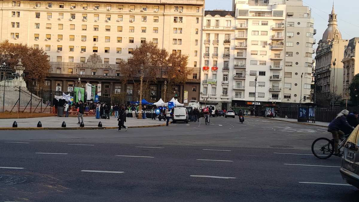 AlertasTransito's tweet photo. #Manifestacion en #Congreso
Comenzó el #acampe, sobre la plaza
🚧 Seguí las novedades del estado de los #Piquetes y #Cortes
🔗 https://t.co/Q3VsBtUqCf
.
#AlertasTransito #Manifestacion #Transito https://t.co/vn26rxQX6i