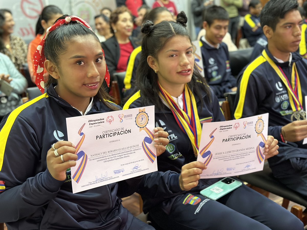 EducacionZ7_Ec's tweet photo. [LOJA] Estudiantes de diversas instituciones educativas especializadas, que participaron en los XXII Juegos Nacionales de Olimpiadas Especiales en Manta, reciben reconocimiento de las autoridades locales.
 ¡Su dedicación y esfuerzo son motivo de orgullo!
#ElNuevoEcuadorResuelve https://t.co/hVDuvKqtZS