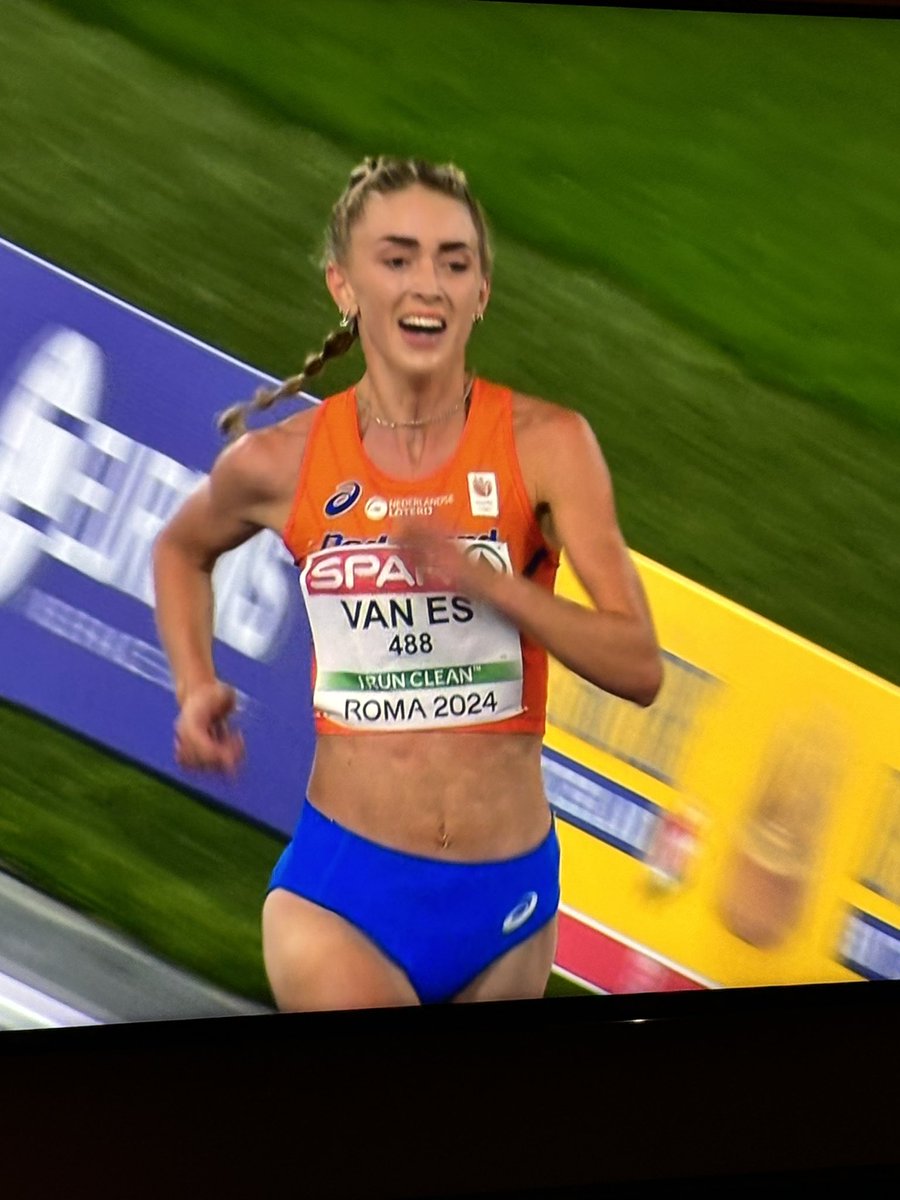 Kan iemand uitleggen waarom anno 2024 er nog een papiertje met veiligheidsspelden gebruikt wordt? Kan dit niet anders? #atletiek