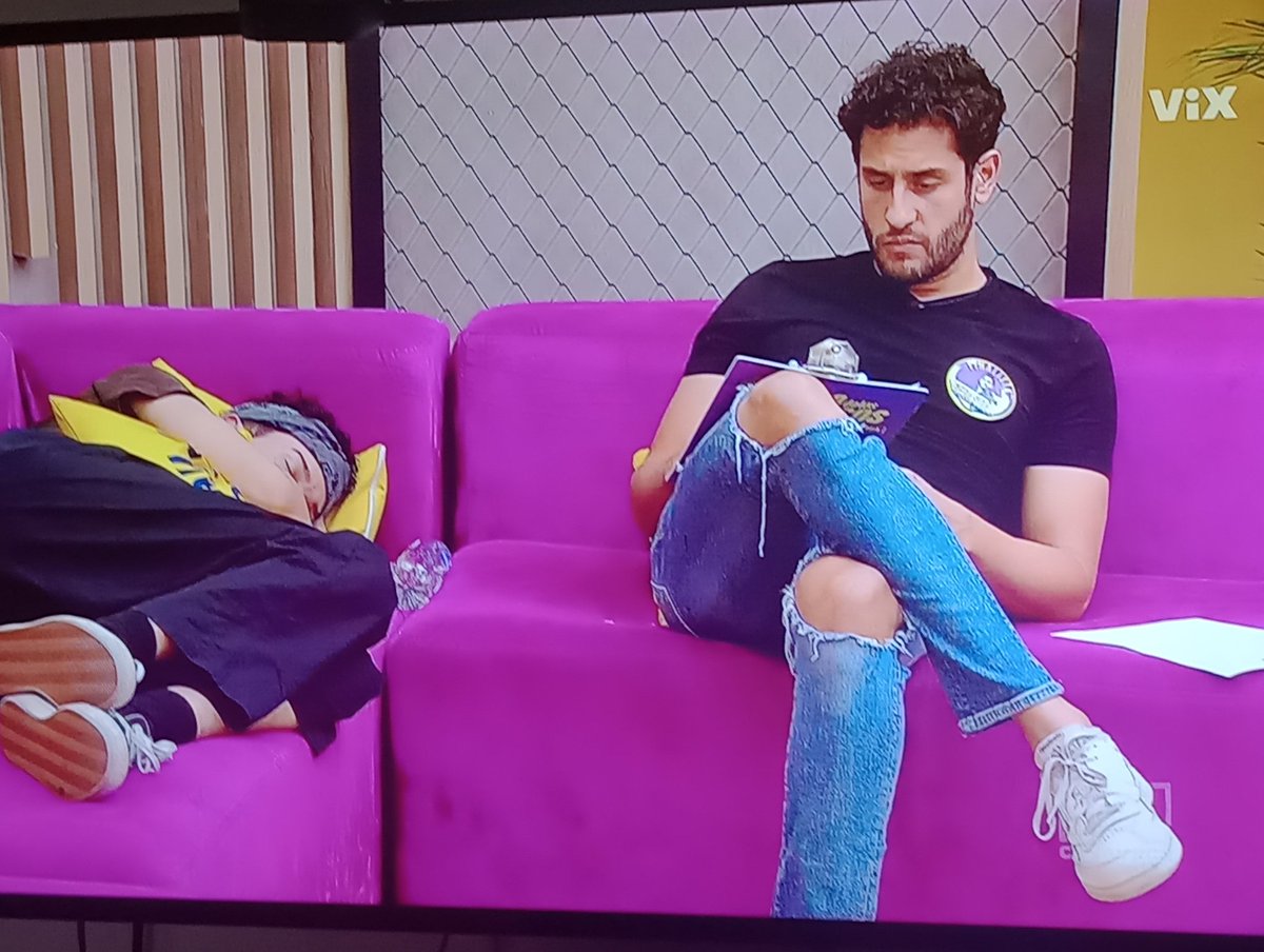 kr3nescobar's tweet photo. Está imagen es tan triste, Camilo se obligó a estar con Sebastián porque el lo llevó, pero todo es tan forzado. 

Me recuerda cuando a Isa Sierra la amarraron con Don Betico Groserito. 

#LacasadelosfamososCol 
#PrayForCami https://t.co/2LEXhhD4WE