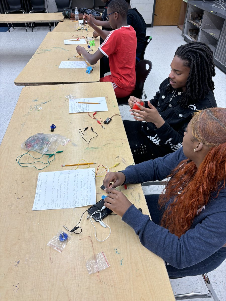 HardwickCorner's tweet photo. AHS ASAP Summer STEM!!! Day 1 Electrical Engineering and start of culminating activity!!!π₯π₯π₯ @AlcovyHS @DeenajSams @Coachin_AHS @JayHunt97222160 #AlcovyScience #committothecove #NCSSBeTheBest #iTeachChem https://t.co/HQWRyiMyKC