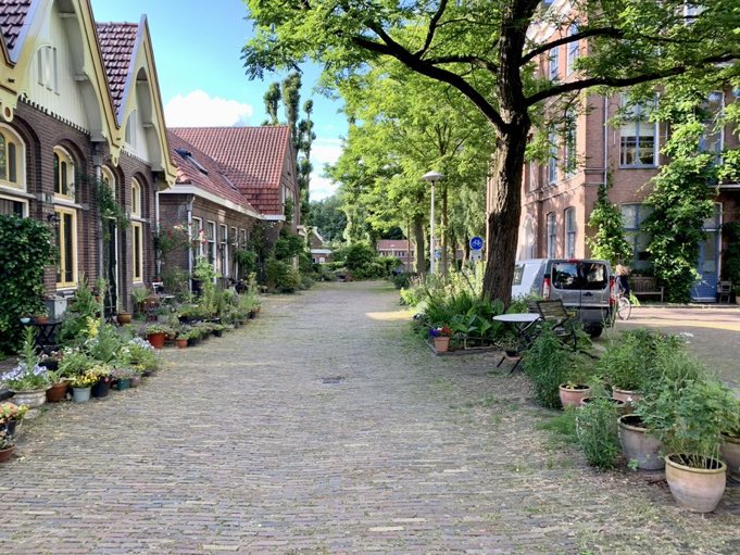 Esta podría ser tu calle y la mía si no hubiéramos construído todo alrededor del coche.