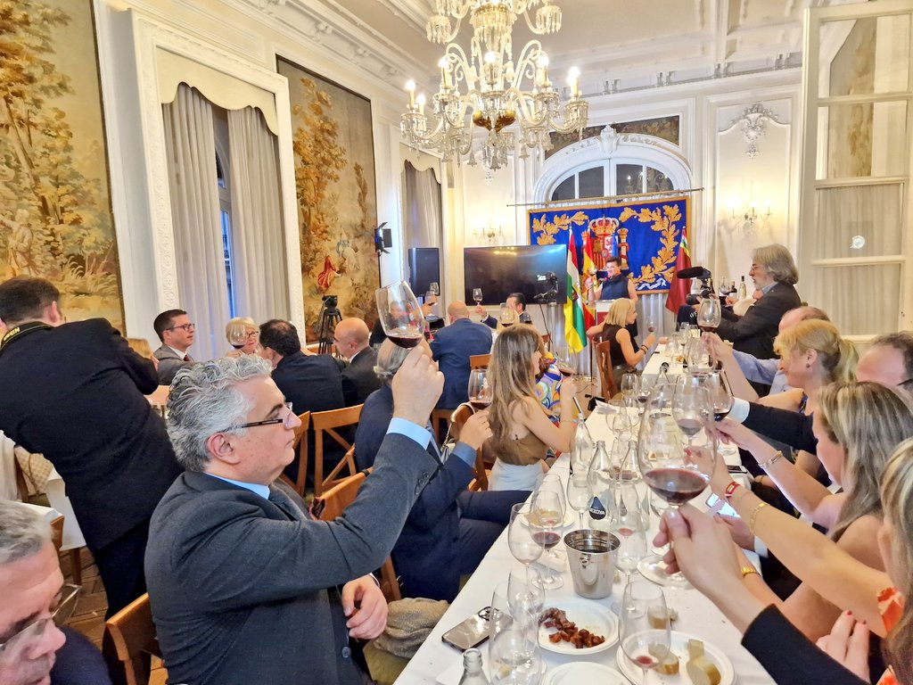 En el Centro Riojano de Madrid hemos asistido a un encuentro de Vinos de Ribera vs Riojanos.
Con la presencia de <a href="/AvelinoVegas/">Bodega Avelino Vegas</a> y <a href="/BodegasTobia/">Bodegas Tobía</a>. Acpmpañados de excelentes productos Riojanos de Despensa Pisón.