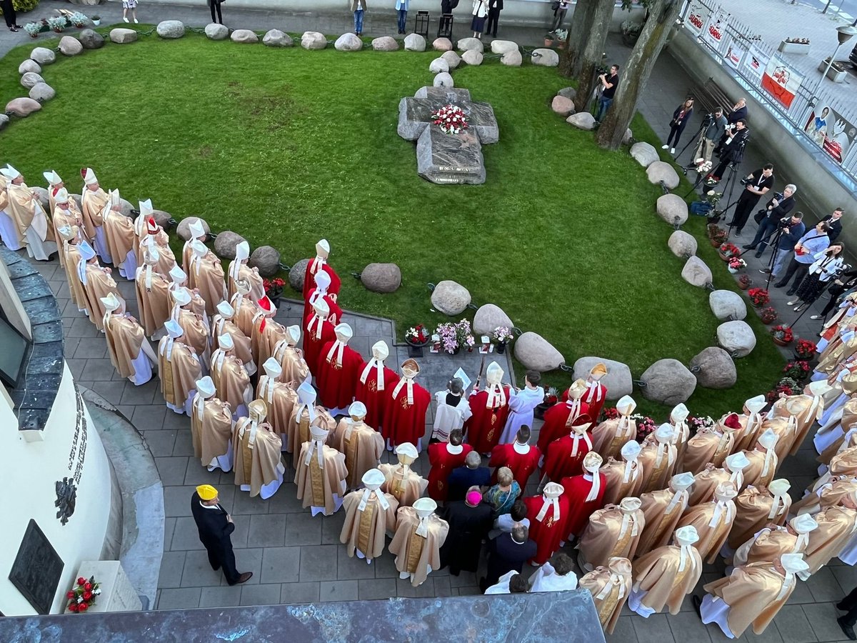 ChurchInPoland's tweet photo. After the Eucharist, the bishops prayed at the tomb of Blessed Father Jerzy Popieluszko for his imminent canonisation. https://t.co/ZdmZL55XBt