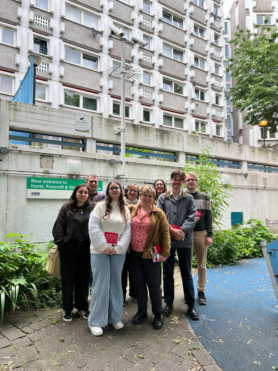 IslingtonSouth's tweet photo. 🌹CANVASS IN CLERKENWELL🌹
We're in the south of Islington South taking to residents about re-electing @EmilyThornberry as our MP.
And who better to be campaigning with than Emily herself!
Thank you Clerkenwell!
#VoteEmily #VoteLabour #clerkenwell #change https://t.co/UrTR8mSU7A