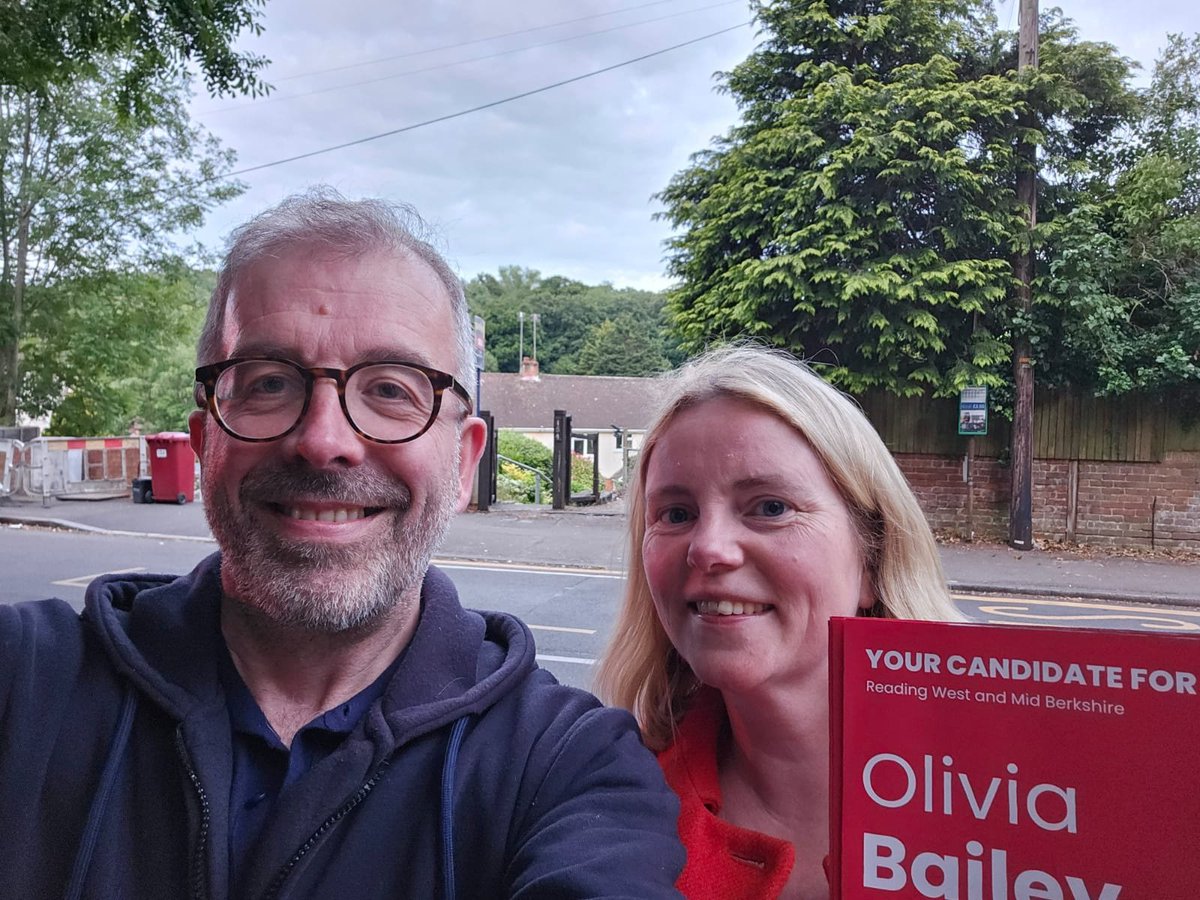 RachelEden's tweet photo. Good evening for a stroll with @REDCaversham and getting the word out for @livbailey
#BackBailey https://t.co/Zr8Cxa9Tb1