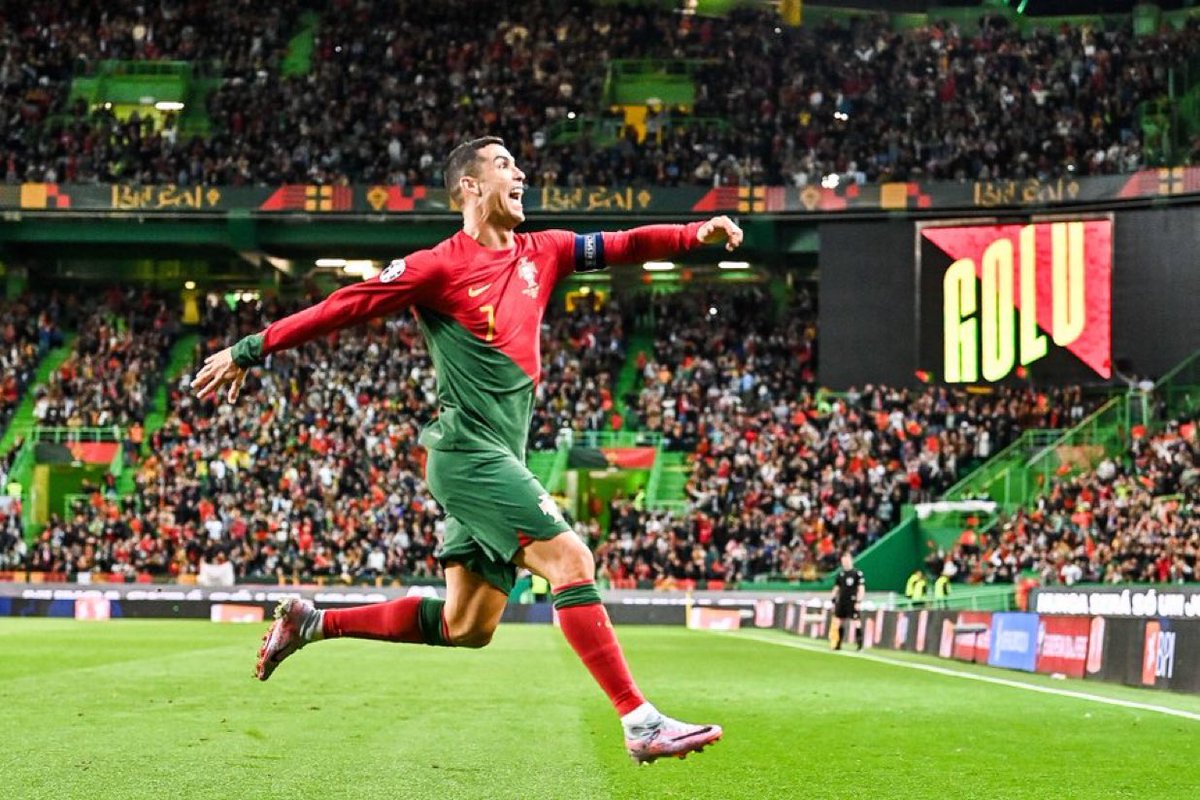 arielipillo's tweet photo. 🥇 RECORD

Cristiano Ronaldo se convierte en el primer jugador de la historia en marcar en 21 años consecutivos con la selección nacional. 🐐

Ha anotado todos los años con Portugal desde 2004.

https://t.co/bA3wGiWyTz https://t.co/R49nw94Frm