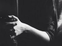 Non è che non t'amavo è che
t'amavo troppo
Respiravo amore al sol vederti
Udivo una musica quando mi sussurravi che ero bella
io che bella non mi sono mai sentita
dinanzi a te ero nuda
priva di ogni turbamento
ed allora sì ero bellissima
Non è che non t'amavo
è che t'amavo troppo