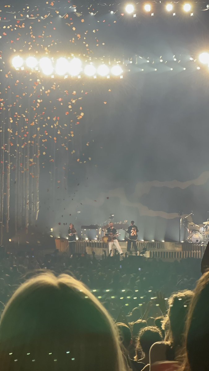 hoffmanhalle's tweet photo. @NoahKahan minnesota loves you, come back soon pookie🧡 https://t.co/mVq9IETWxR