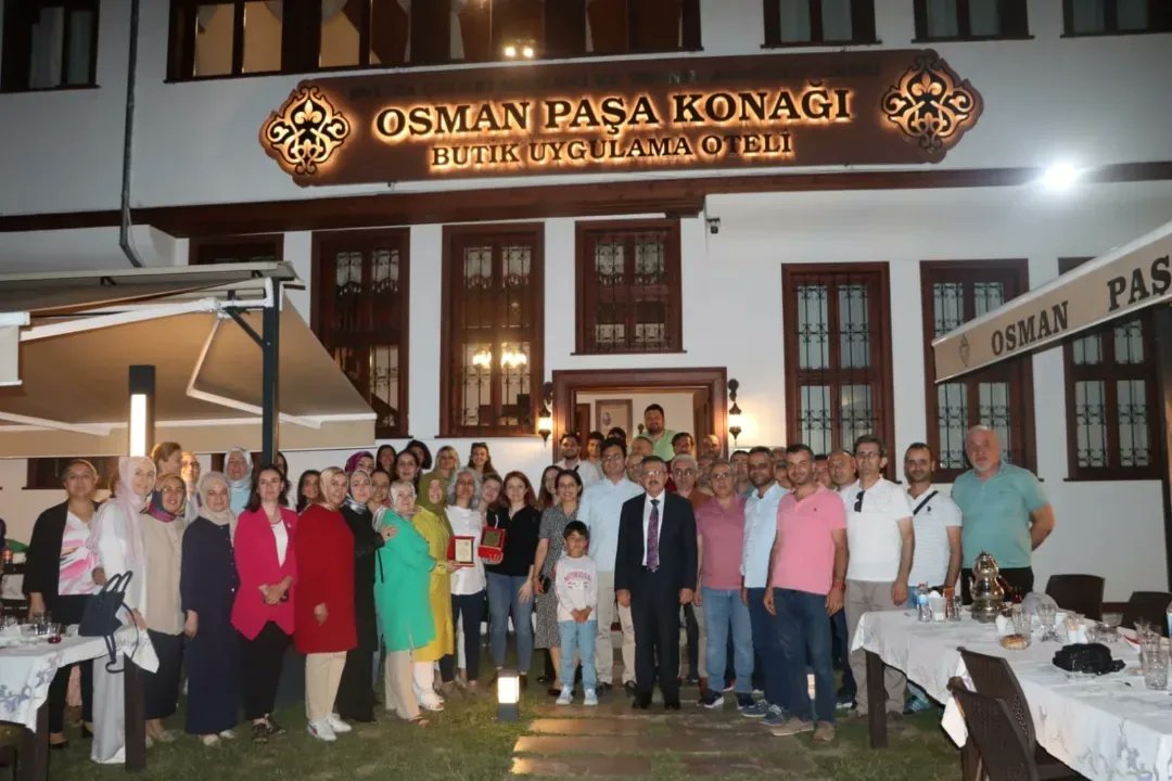 Kurumumuzda görev yaptıkları süre içerisinde göstermiş oldukları fedakârlık, başarı ve samimiyetten dolayı Öznur Hanım,Sibel Hanım ve Erdal kardeşimize ayrı ayrı teşekkür ediyorum.İl Milli Eğitim Müdürümüze özellikle teşekkür ederim.