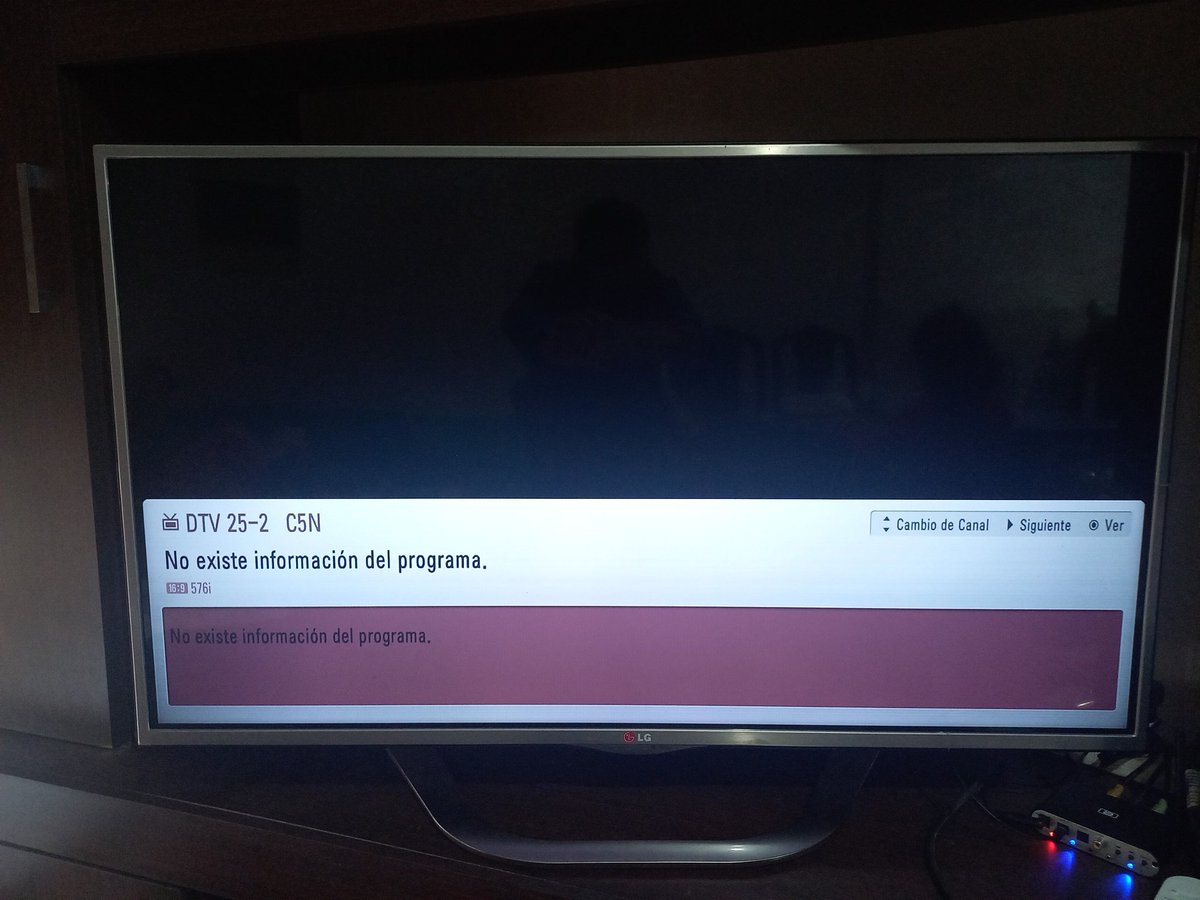 ofazzito's tweet photo. Volvieron a cortar justo cuando estaban por pasar el mensaje de nuevo @C5N #argenzuela https://t.co/kJzWZMVfUW