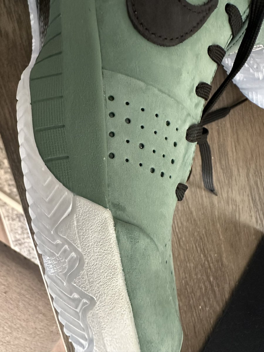 deeayevieyedee's tweet photo. @nikestore is there a reason my new Kobe's came pre laced tight, dirty, and creased? https://t.co/K3g5ts0VY9