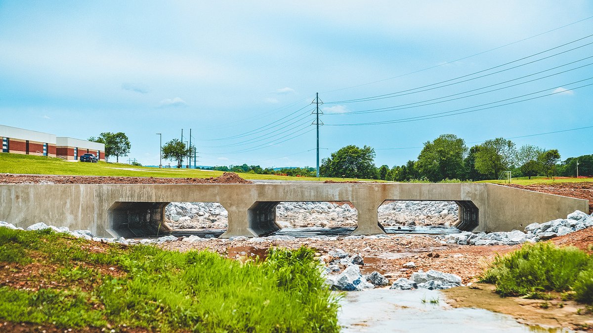 ESS_emerysapp's tweet image. Our paths are a step above the rest! Check out Phase 3 of #Construction in #NorthwestArkansas, connecting residents to the Razorback Greenway.

With #Earthwork and #Paving complete, our crews are focused on electrical, fencing and landscaping—well ahead of the August deadline. 🙌