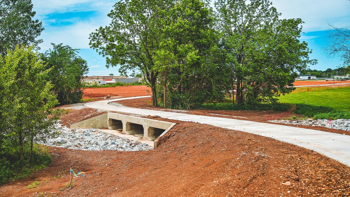 ESS_emerysapp's tweet image. Our paths are a step above the rest! Check out Phase 3 of #Construction in #NorthwestArkansas, connecting residents to the Razorback Greenway.

With #Earthwork and #Paving complete, our crews are focused on electrical, fencing and landscaping—well ahead of the August deadline. 🙌
