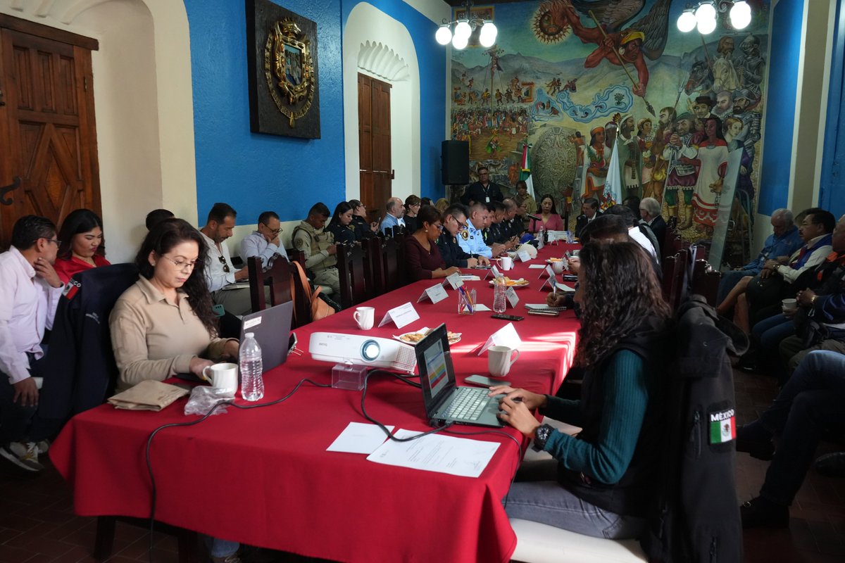 BienestarCoyoa's tweet photo. La paz surge de la justicia social y oportunidades para tener una vida digna. Por eso, siguiendo la directriz del presidente @lopezobrador_, trabajamos, con otras instituciones, en Mesas de Coordinación para la Paz para generar las condiciones para tener un Coyoacán más seguro. https://t.co/7CPnU7wRl2