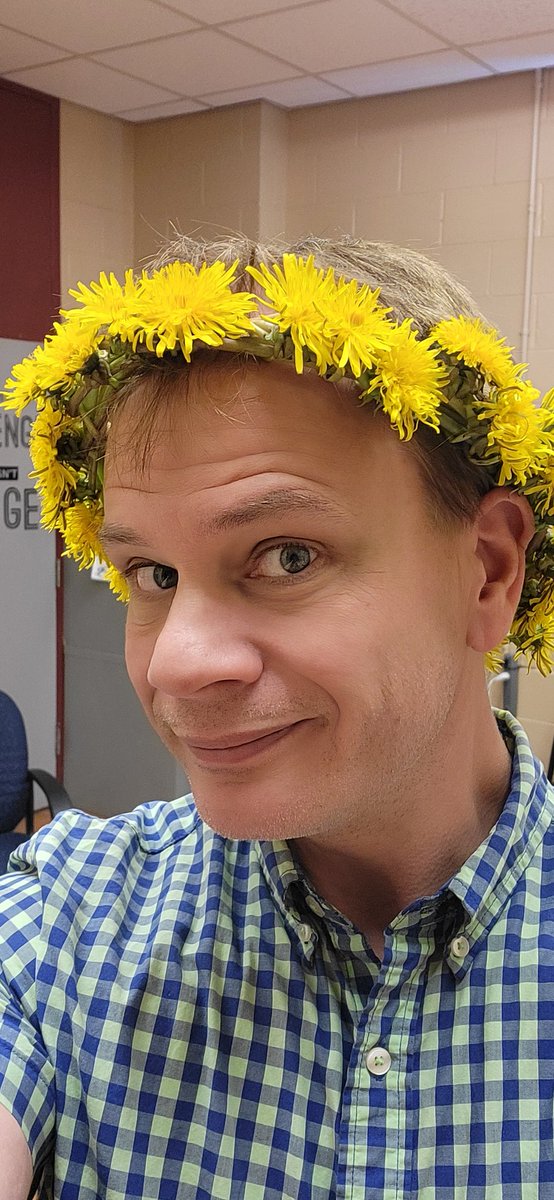 cheswest4161's tweet photo. When the amazing student from Ukraine shows up in your office and says: "Here, Mr West, I made us matching yellow, flower crowns on lunch break"... You wear the crown!!! ... Then you wait til she leaves and you shed a few tears... 🥹 #springforthesoul #accessories #UKRAINE https://t.co/9ipWh70weE
