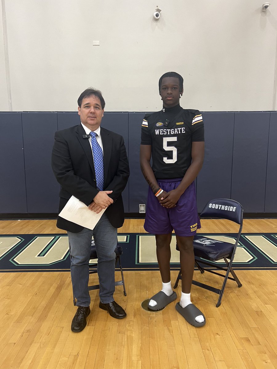 LAFootballMagTV's tweet image. 📍Westgate High School 

Ja’boree Antoine (#5) is the number one cornerback in the the US and is committed to LSU 

📣Interview with Ja’boree and his coach and teammate will be up later this week📣

lafootballmagazine.com 

#lsucommit #recruiting @LeeBrecheen