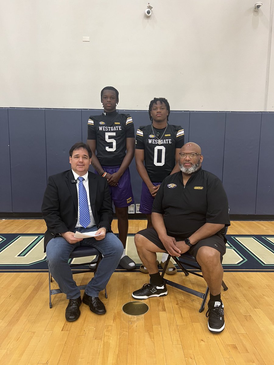 LAFootballMagTV's tweet image. 📍Westgate High School 

Ja’boree Antoine (#5) is the number one cornerback in the the US and is committed to LSU 

📣Interview with Ja’boree and his coach and teammate will be up later this week📣

lafootballmagazine.com 

#lsucommit #recruiting @LeeBrecheen