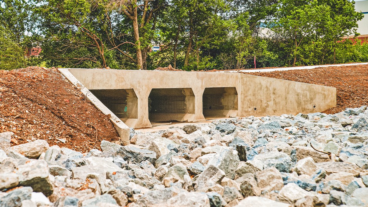 ESS_emerysapp's tweet image. Our paths are a step above the rest! Check out Phase 3 of #Construction in #NorthwestArkansas, connecting residents to the Razorback Greenway.

With #Earthwork and #Paving complete, our crews are focused on electrical, fencing and landscaping—well ahead of the August deadline. 🙌