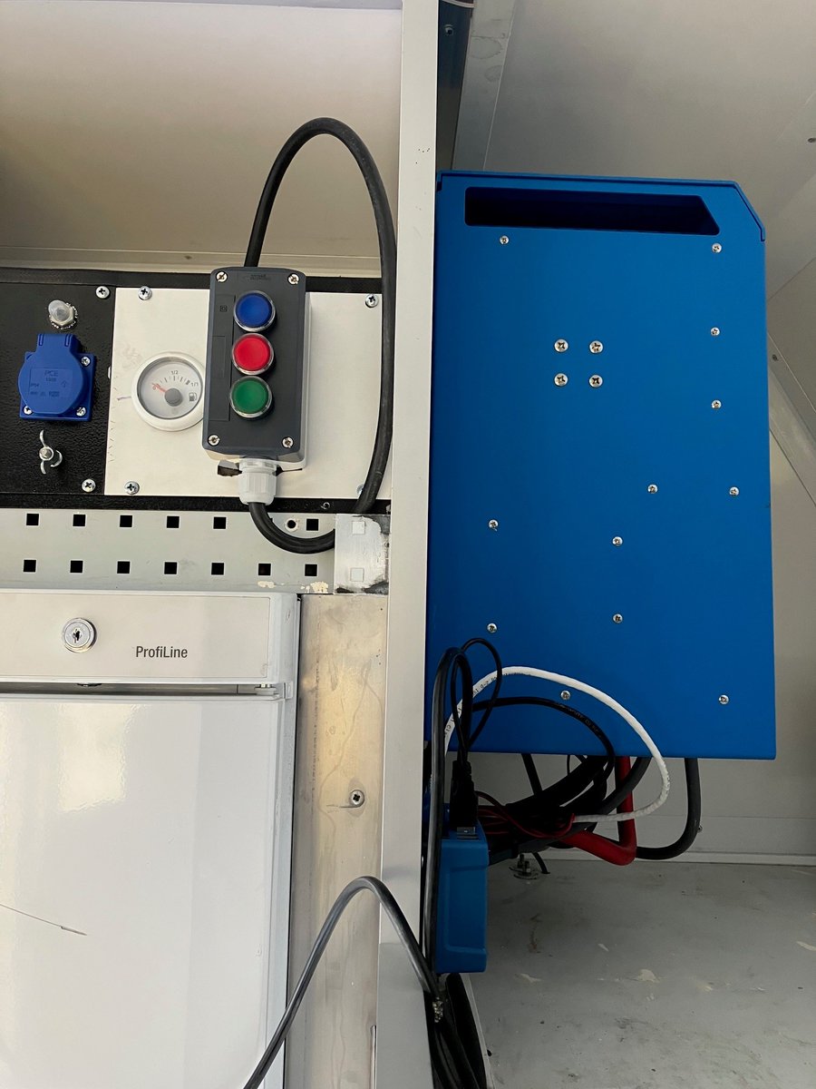 YoupowerB's tweet photo. Ook deze boer kan weer op tournee.
Gehele vrachtwagen geüpgrade naar een #offgrid systeem van @Victron_Energy  met MG batterij. 8 kVA met 15 kWh batterij. Deze kan opgeladen met een gewoon stopcontact of met de ingebouwde stroomgroep van 5 kVA. https://t.co/kZDAZlz7ub