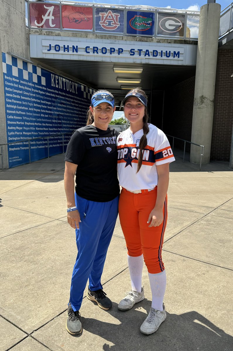 2027BBarnett's tweet photo. I’m so thankful to be invited to the @UKsoftball camp! I had so much fun meeting new people and talking with the players! I love how they focus on the mental side as well as the physical! 
Happy Birthday to @UKCoachLawson as well! https://t.co/S9T8sev09M