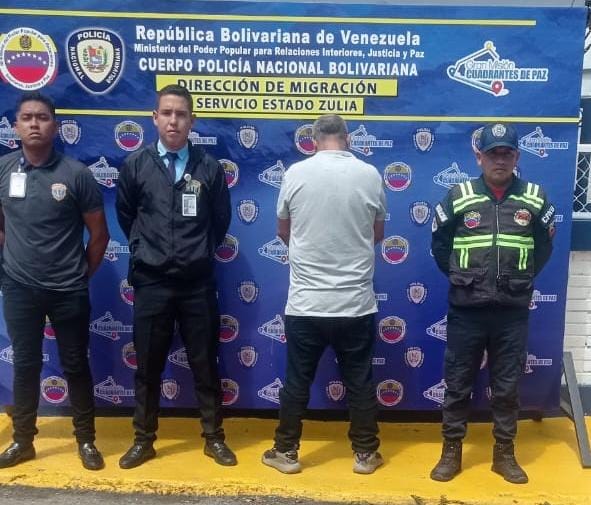 Migracion_Vzla's tweet photo. Funcionarios adscritos a la Dirección de Migración del estado Zulia, realizando dispositivo de verificación de documentos, lograron la retención de un ciudadano en conjunto con el CICPC el mismo al ser verificado por el sistema #Siipol da como resultado que esta solicitado. https://t.co/R3tgfrgSRI