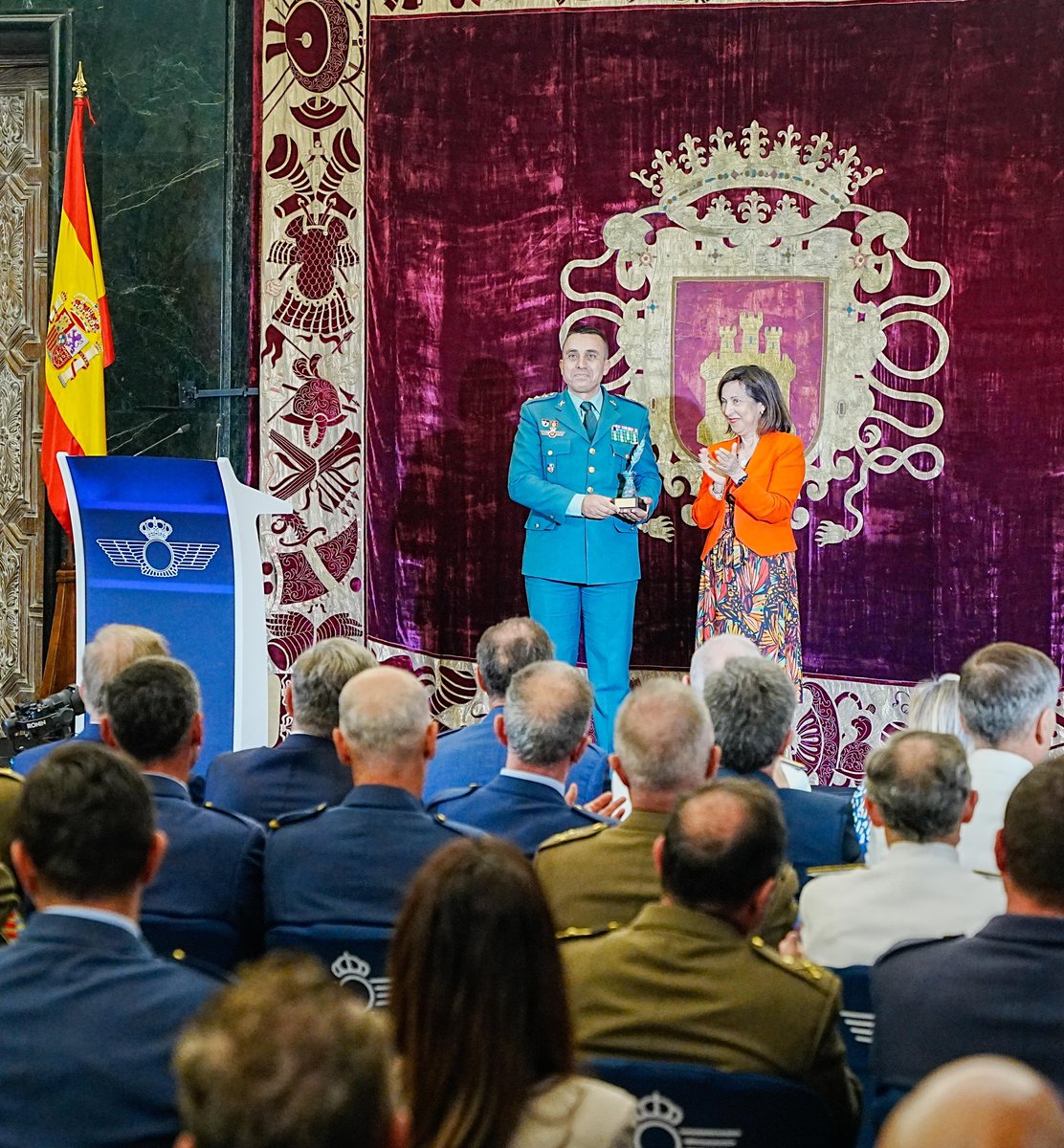 guardiacivil's tweet photo. Acto de entrega del Premio Especial de la Asociación de Periodistas de Defensa  @APDEF1 a la Unidad de Acción Rural #UAR de la @GuardiaCivil. 

¡Enhorabuena compañeros ! https://t.co/N3eODMsfRt