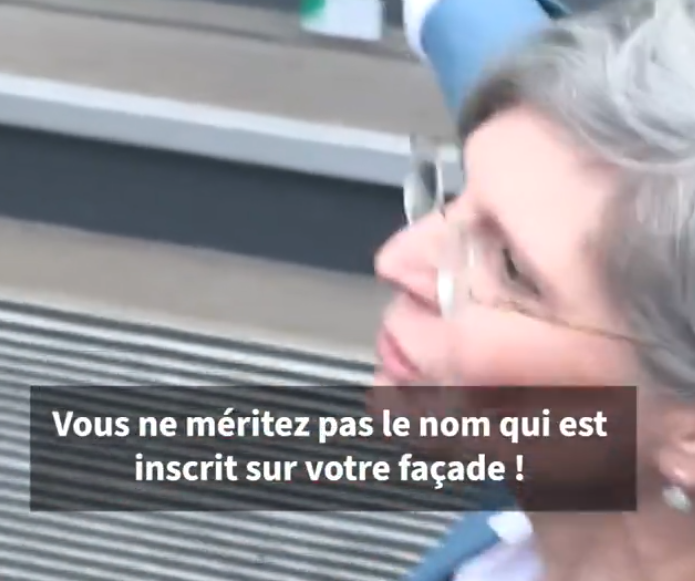 MaitreZemky's tweet photo. Moi quand je sors du Bon Marché https://t.co/0r4ubMrPfc