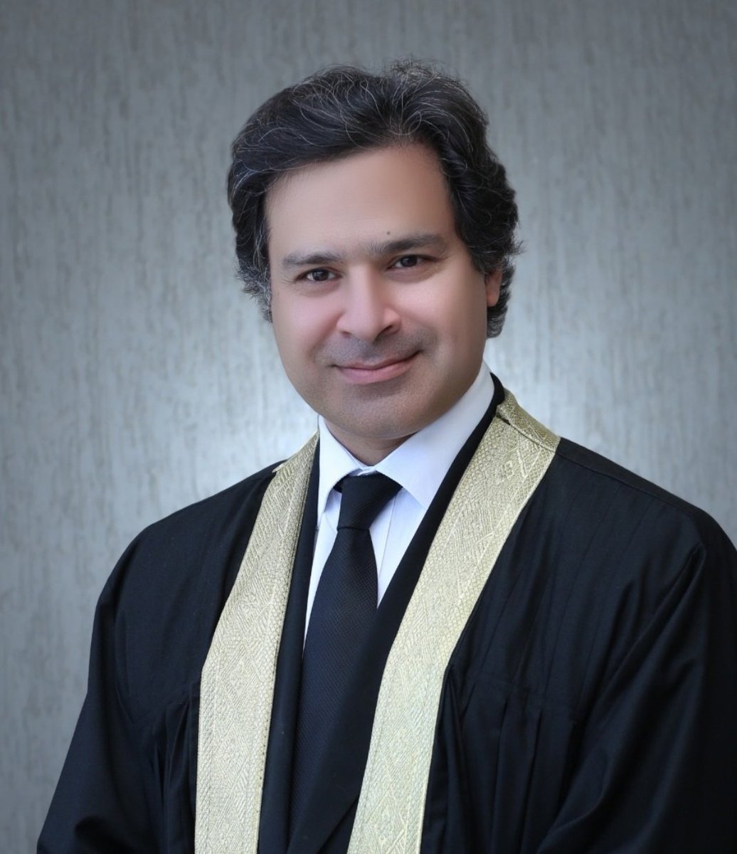 ahmad__bobak's tweet image. جسٹس میاں گل حسن اورنگزیب اور جسٹس ارباب محمد طاہر کے حکم کو پیروں تلے روند کر عمران ریاض خان کو اغواء کیا گیا ہے،

ججز کو سخت ترین ایکشن لینا ہوگا