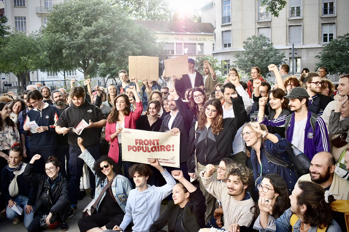 MC_Garin's tweet photo. Ce soir à Lyon, nous devions nous retrouver simplement dans un bar et nous finissons devant des centaines de personnes sur la place d'à côté !

En quelques heures, +400 000 personnes répondent à l'appel du #FrontPopulaire partout en France ✊

L'espoir renaît à gauche ! https://t.co/n6y838Wl35