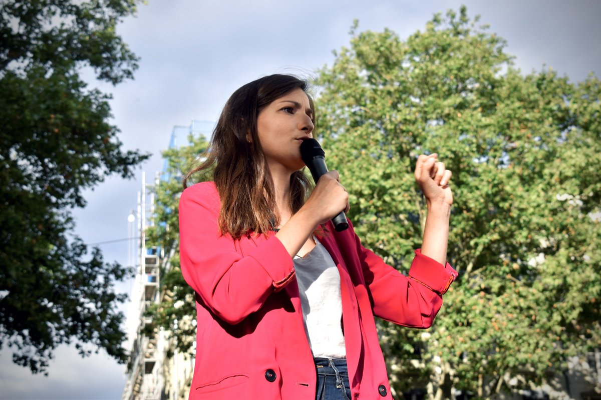 MC_Garin's tweet photo. Ce soir à Lyon, nous devions nous retrouver simplement dans un bar et nous finissons devant des centaines de personnes sur la place d'à côté !

En quelques heures, +400 000 personnes répondent à l'appel du #FrontPopulaire partout en France ✊

L'espoir renaît à gauche ! https://t.co/n6y838Wl35
