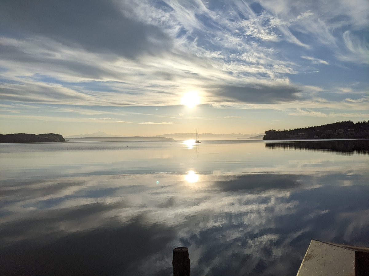 PattiRowlson's tweet photo. If you ever have a chance to walk through #Coupeville during sunrise, do it!
The water was calm, and the wind was still during my visit. Birds were announcing the start of another day. I saw bunnies, a giant heron and twin fawns. #peaceful #nature #whidbeyisland #upperleft https://t.co/m2mOJUtPXL