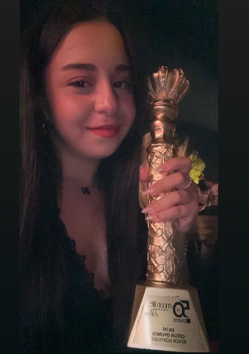 huyde12's tweet photo. Moon Life Awards Ödülleri'nde 'En İyi Çocuk Oyuncu' ödülünü #BerenGökyıldız kazandı 💥 https://t.co/wRre2nPM5h