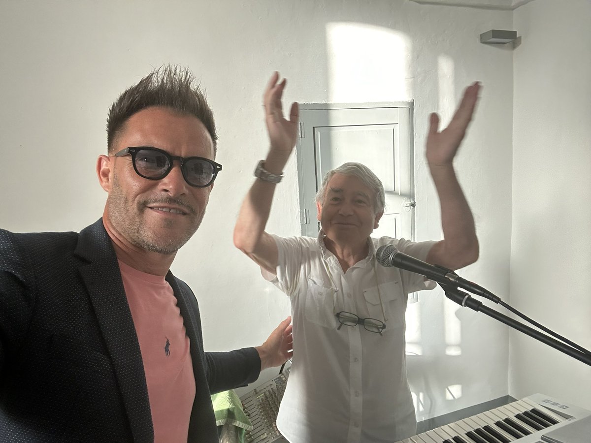 NicoTieni's tweet photo. Questo pomeriggio sono stato a far visita al   professore Stanisci nel suo laboratorio musicale, ancora oggi, insegna gratuitamente la batteria a bambini e ragazzi per tramandare loro la sua passione per la musica. @mettere in evidenza

Un’eccellenza Torrese!  #NicoTieni https://t.co/akK49tl6vy