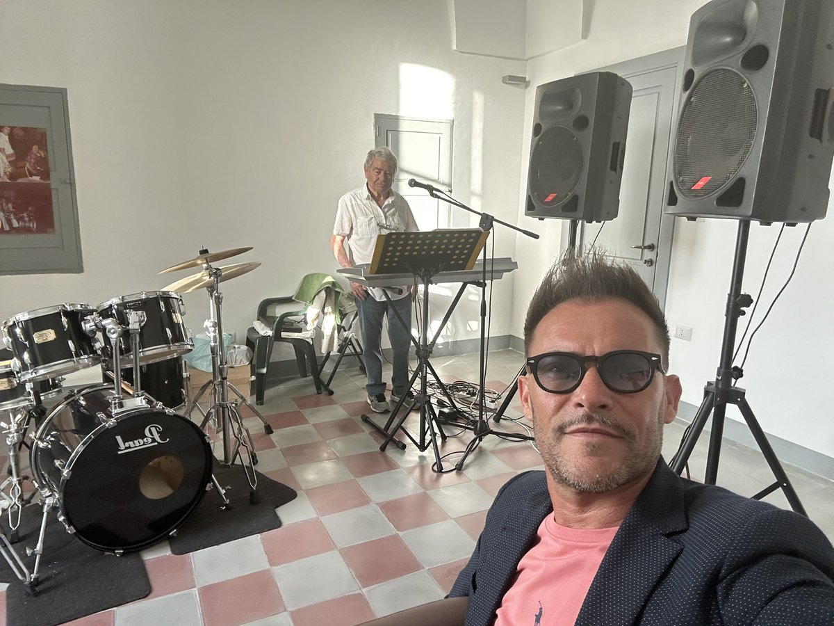 NicoTieni's tweet photo. Questo pomeriggio sono stato a far visita al   professore Stanisci nel suo laboratorio musicale, ancora oggi, insegna gratuitamente la batteria a bambini e ragazzi per tramandare loro la sua passione per la musica. @mettere in evidenza

Un’eccellenza Torrese!  #NicoTieni https://t.co/akK49tl6vy