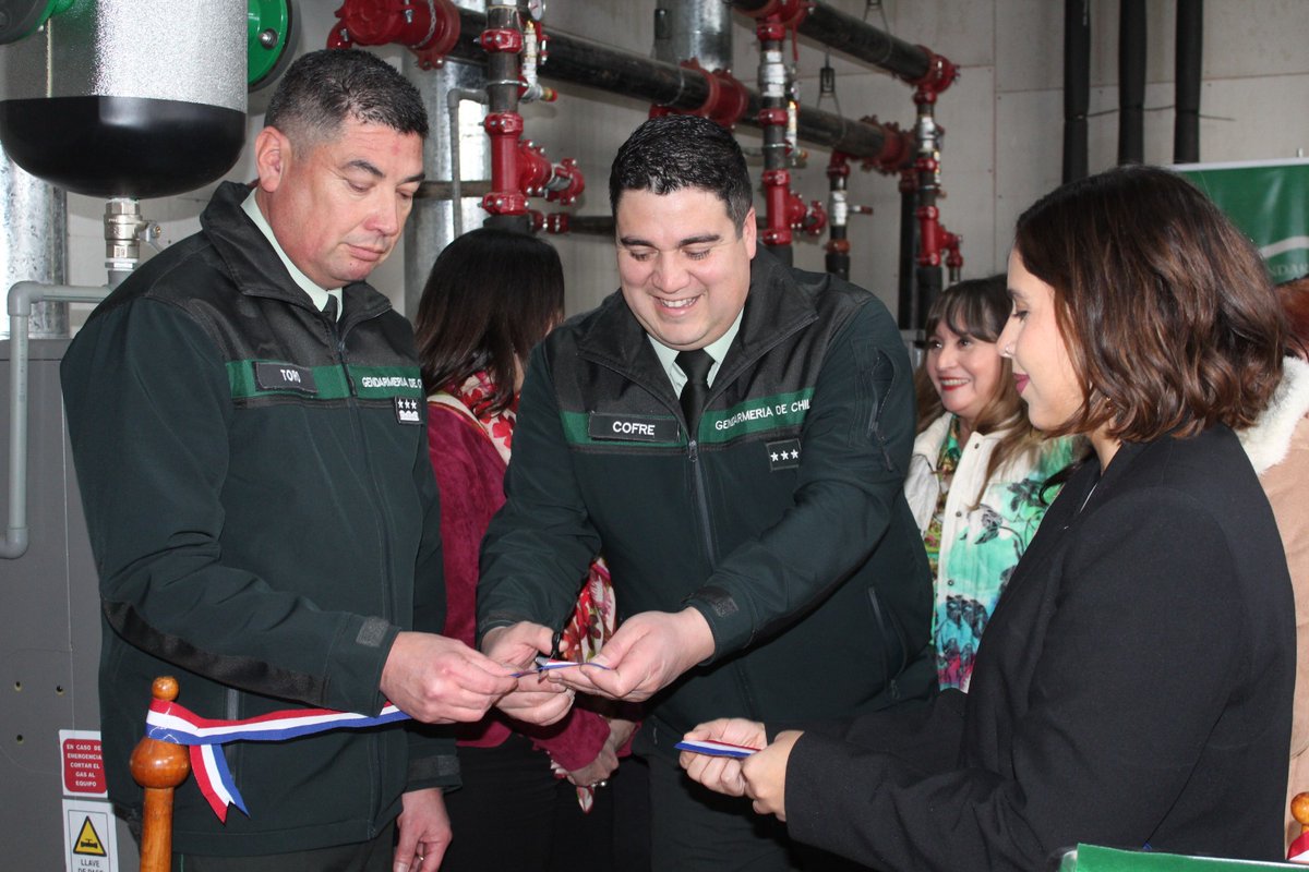 MinjudhMagallan's tweet photo. Seremi @michellepeutat y Director Reg. de @Gendarmeria_CL junto a autoridades regionales, provinciales, comunales y del Poder Judicial inauguran central térmica en C.D.P. de #PuertoNatales, relevante inversión que redunda en el bienestar de 44 gendarmes y 55 privados de libertad. https://t.co/SqFBenUd8P