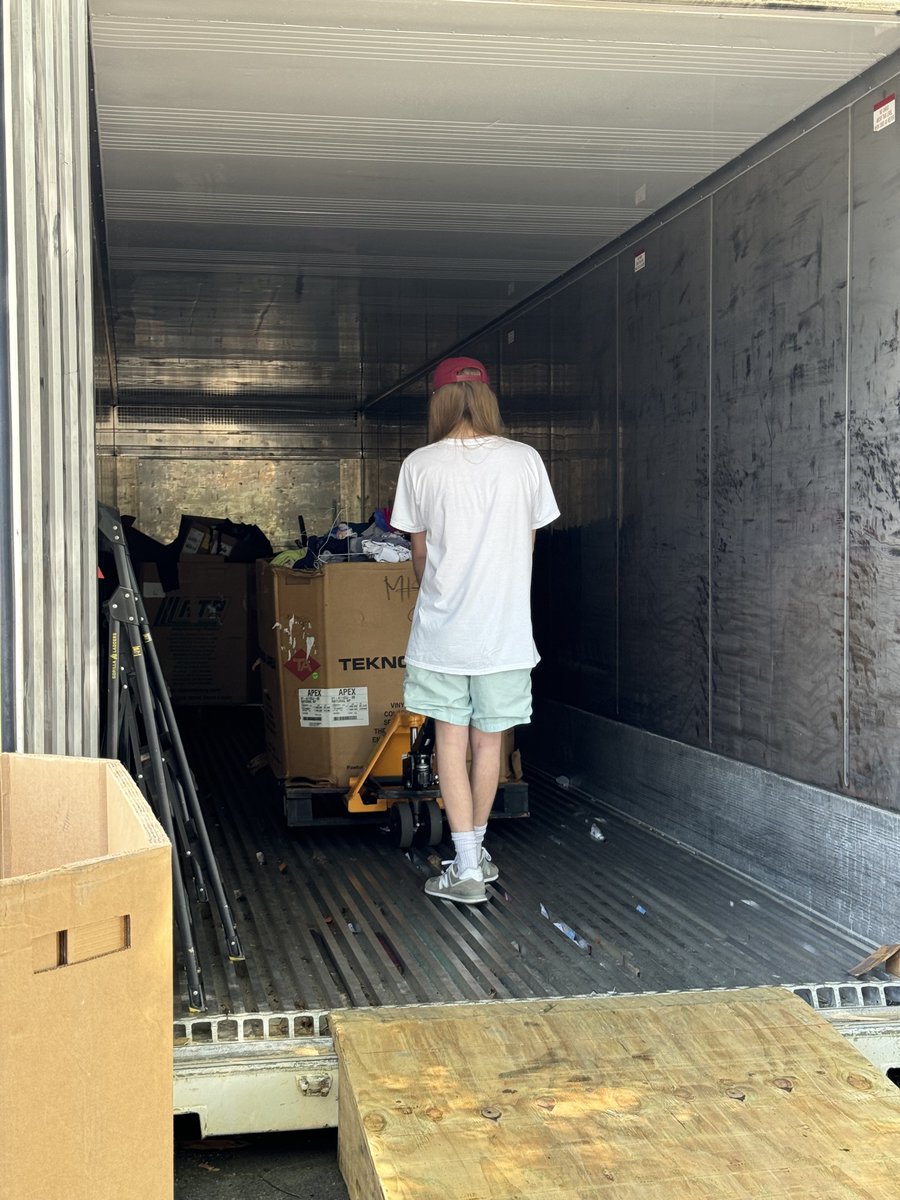 CjfAmerica's tweet photo. During #ArizonaIcedTeaWeek, we’re out at the Pinehurst loc unloading a container of clothes for our clothing closets across the state. Our President, @KristenPicot, is on site, helping alongside our dedicated volunteers and staff. We’re handling a total of 30,000 lbs of clothing. https://t.co/27UFFWRUjr