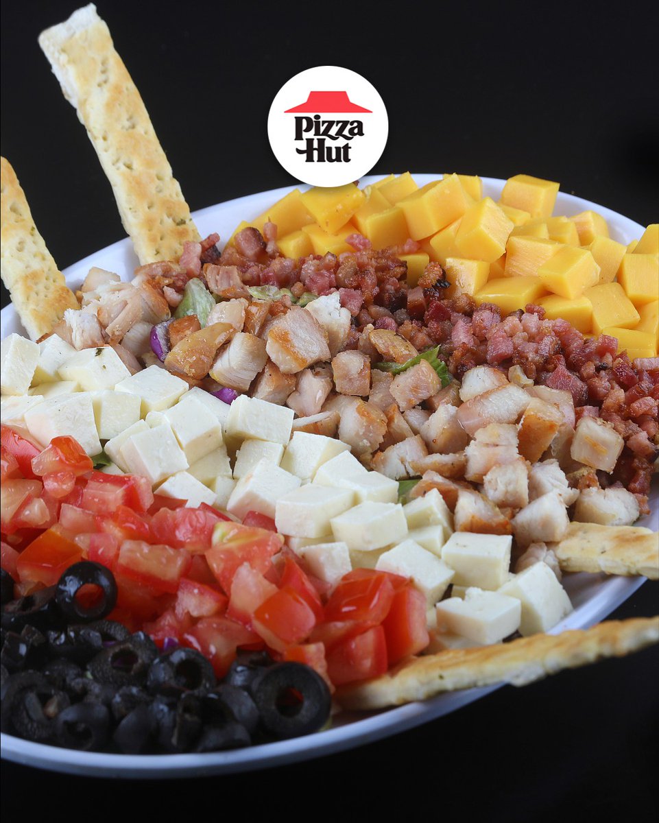 PizzaHutVzla's tweet photo. Ensalada Cobb 🤩 una mezcla de variedad de lechugas, queso cheddar, pollo, tomate en cuadros, topping de tocineta, aceitunas negras, cuadros de queso blanco y aderezo de miel mostaza.

¿Ya la probaste? ❤️ https://t.co/SKypJ9sGqq