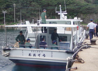 kosakaeiji's tweet photo. 日本で唯一、自衛官しかいない島。それは対馬の最北端にある海栗島です。１５年前に日本会議の地方議員視察団の一員として現地で話を伺ってきました。
　なんと、対馬本島から海栗島へ渡るには自衛官も民間のこの船に乗らざるを得ないそうです。
　何しろ１７０人の隊員がいる駐屯地（小島全体が基地��には自衛隊の船が無いので・・・。
　海栗島にヘリポートが有るとは言え、自衛隊として危機管理上、独自の船舶を持つべきと思います。
　自衛隊の施設整備を地元が求めても国はなかなか動かないそうです・・・。
　航空自衛隊のレーダー施設（対空警戒監視：朝鮮半島の半分近くをカバー）が有ります。
　そして現在も下記のような文書が・・・。民間船に輸送をしてもらう際の規程や実績などが記されています。今も変わっていない・・・。
https://t.co/7ZvlWTcGqJ