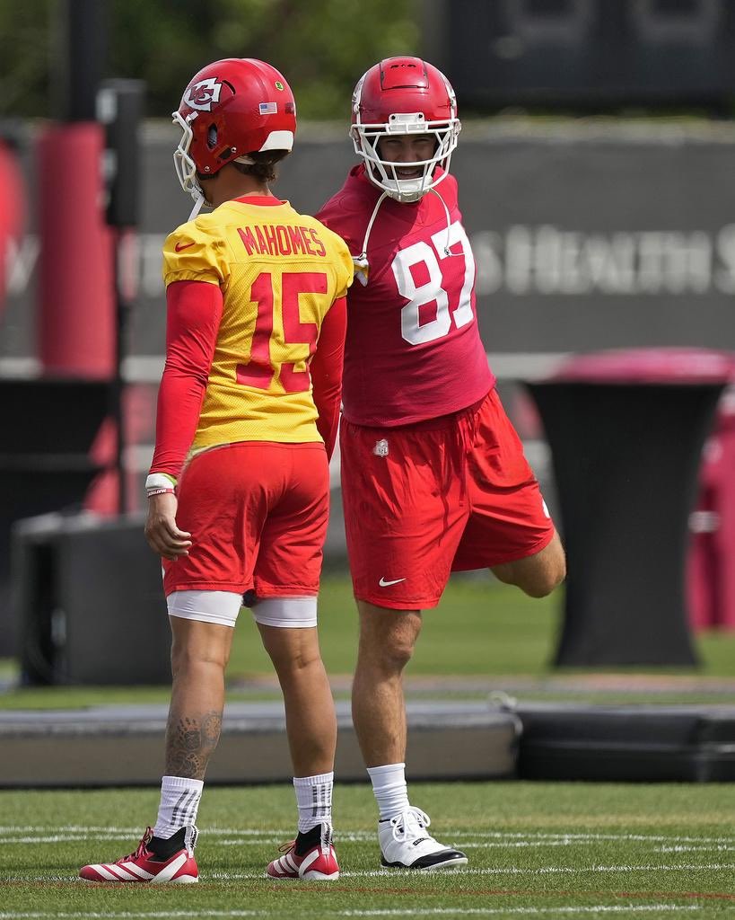 traviskelce_fan's tweet photo. Besties at practice today!

@tkelce @PatrickMahomes https://t.co/4vAiT7omtE
