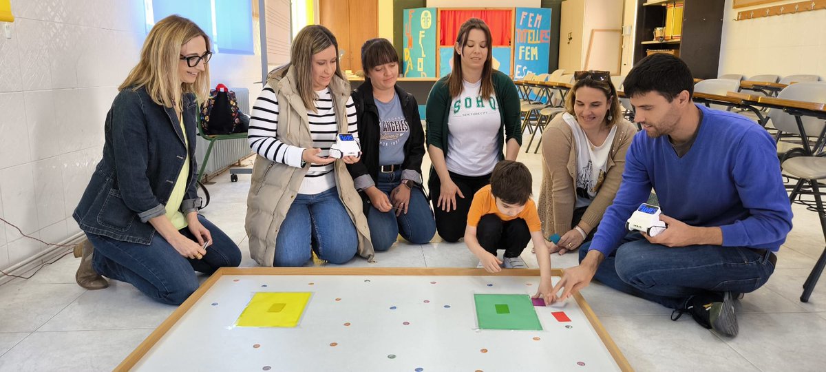 Fund_Flors's tweet photo. L'associació #VilaTEA ens acompanyarà dimecres amb una xarrada adreçada a alumnat de 3r i 4t de Primària. El curs durem a terme un projecte de robòtica anomenat #RoboTEA que uneix un dels pilars del nostre projecte educatiu amb l'aprenentatge servei i la cura de la salut mental. https://t.co/Yh25MiSuWR