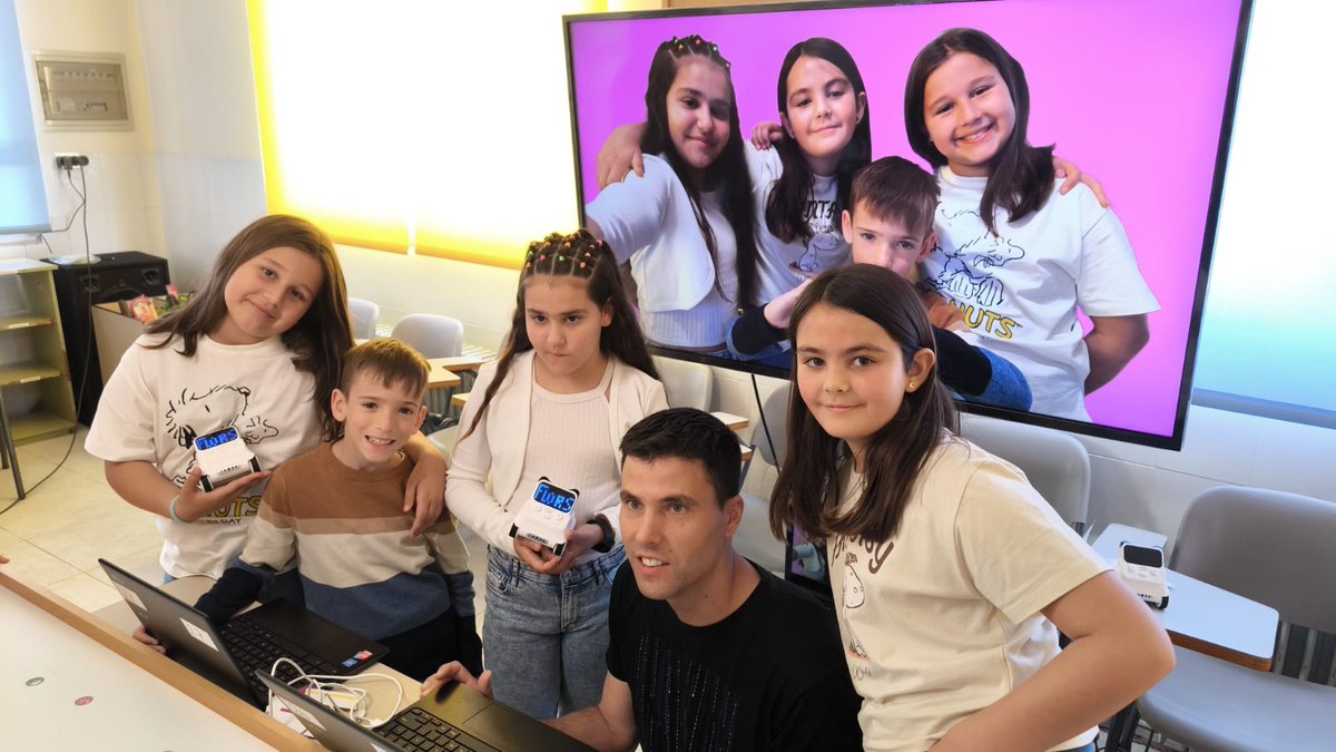 Fund_Flors's tweet photo. L'associació #VilaTEA ens acompanyarà dimecres amb una xarrada adreçada a alumnat de 3r i 4t de Primària. El curs durem a terme un projecte de robòtica anomenat #RoboTEA que uneix un dels pilars del nostre projecte educatiu amb l'aprenentatge servei i la cura de la salut mental. https://t.co/Yh25MiSuWR