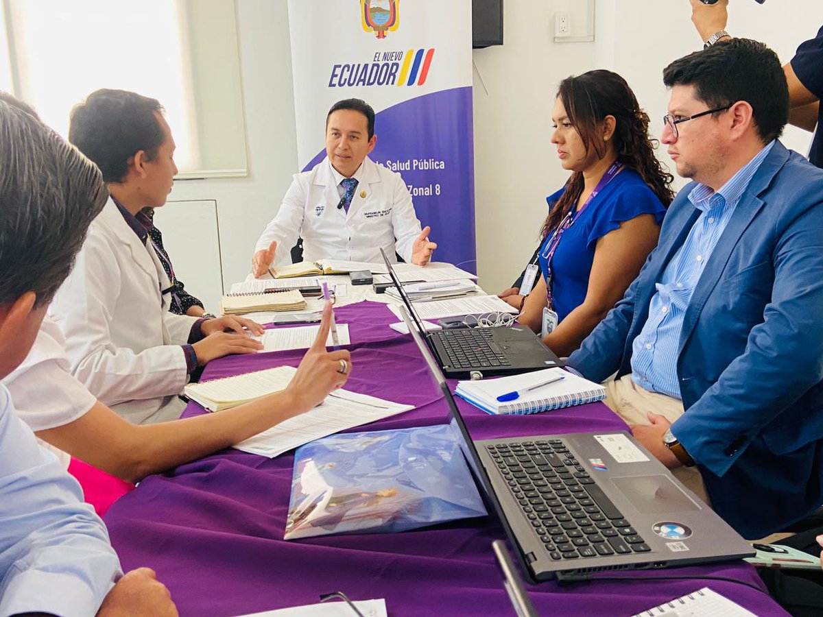 #ElNuevoEcuadorResuelve | El ministro de <a href="/Salud_Ec/">Ministerio de Salud Pública 🇪🇨</a>, <a href="/DrFEncaladaC/">Dr. Franklin Encalada Calero</a> mantuvo reunión con representantes de médicos rurales, y de <a href="/ANAMER_Nacional/">ANAMER</a> para tratar temas inherentes a la obligatoriedad del cumplimiento del Año de #SaludRural que les permite ejercer la medicina en el país.
