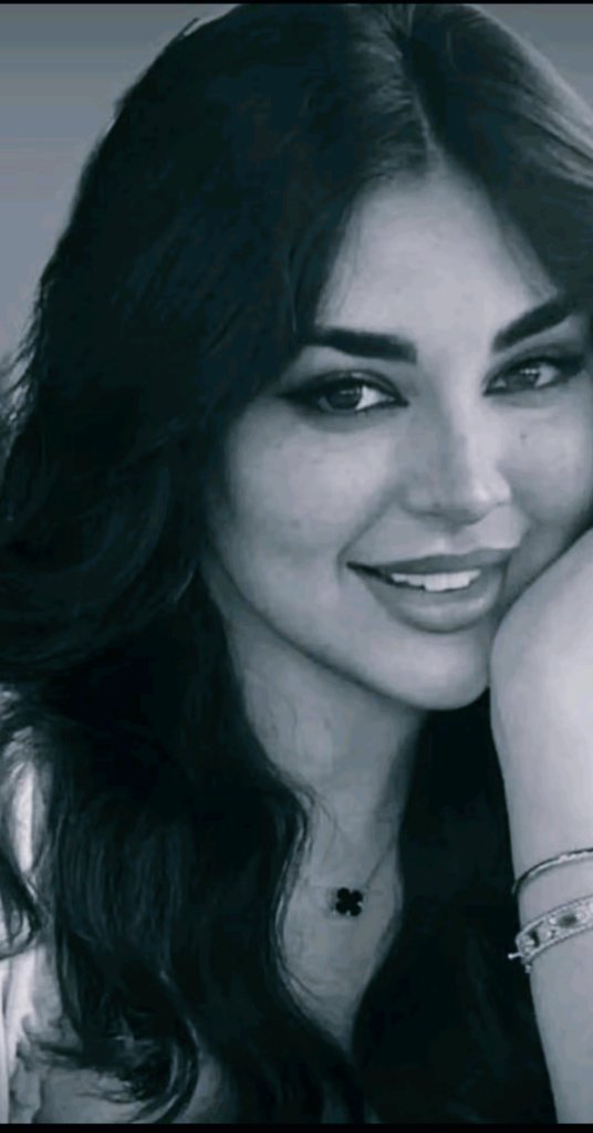 يُقال ان المتنبي لم يكتب كثيرا في الغزل ..
ولكنه عندما كتب شعر غزل
 قال : 

لا السّيفُ يفعلُ بي ما انتِ فاعلةٌ
  ولا لقاءُ  عدوٌى  مثلَ َ لُقياك.

لو باتَ سهمٌ منَ الاعداءِ في كبِِدي ..
ما  نالَ  منٌي مانالَتْهُ عيناكِ...