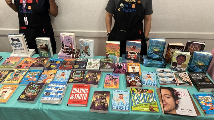 RhodesMPSAZ's tweet photo. Stick 2 Reading Event @ Rhodes! Students were provided free books. Thank you to all the community partners that participated. https://t.co/3dhBIJd5BS