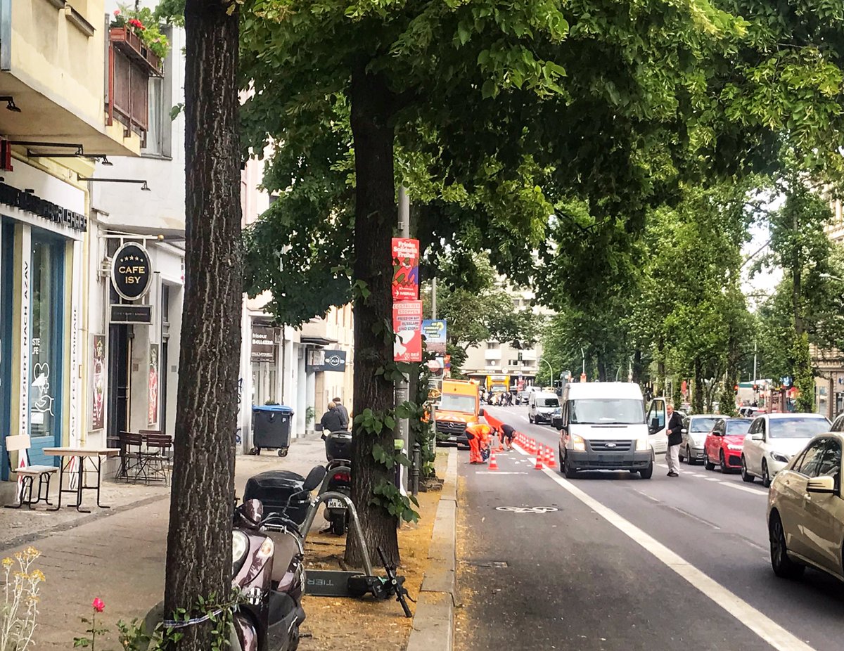 Work in progress auf der #Hauptstraße, das sind tatsächlich ein paar weitere gute Nachrichten. Wo die Radspur Protektion hat, fährt es sich sehr viel entspannter und weniger gefährlich als vorher 🚲🚲🚲  <a href="/SenMVKUBerlin/">Senatsverwaltung MVKU Berlin</a> <a href="/BerlinTempSchbg/">Bezirksamt Tempelhof-Schöneberg</a> 👍