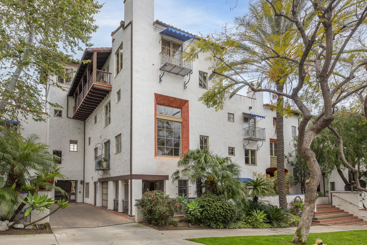 RogerPerryLA's tweet image. JUST REDUCED! 

1414 N Harper Ave #3

For Lease! $6k/mo

3 bd • 2 ba • 1,470 sq ft

Exquisite Spanish Condo in “7 Fountains” For Lease! - 
All on a single level, this feels like its own detached home with a private one-car garage &amp;amp; laundry room.