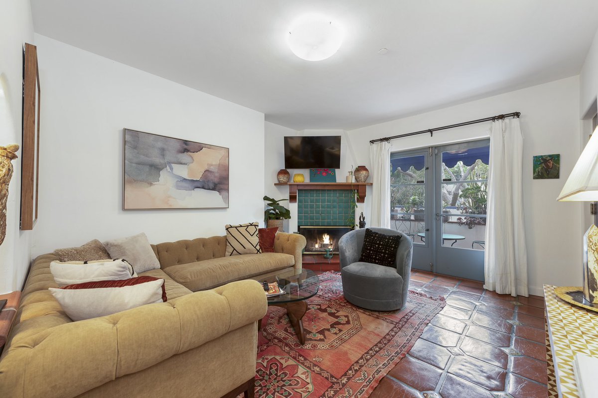 RogerPerryLA's tweet image. JUST REDUCED! 

1414 N Harper Ave #3

For Lease! $6k/mo

3 bd • 2 ba • 1,470 sq ft

Exquisite Spanish Condo in “7 Fountains” For Lease! - 
All on a single level, this feels like its own detached home with a private one-car garage &amp;amp; laundry room.