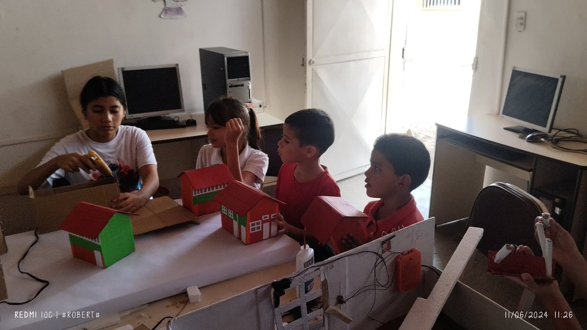 CbitApure's tweet photo. Hoy #11Jun📸|Tutores del Cbit Carlos R Pérez, en el Mcpio #SanFdo Edo #Apure realizan actividad  pedagógica de robótica con niños de diferentes grados.#SomosFundabit https://t.co/YFVEnvoWjp