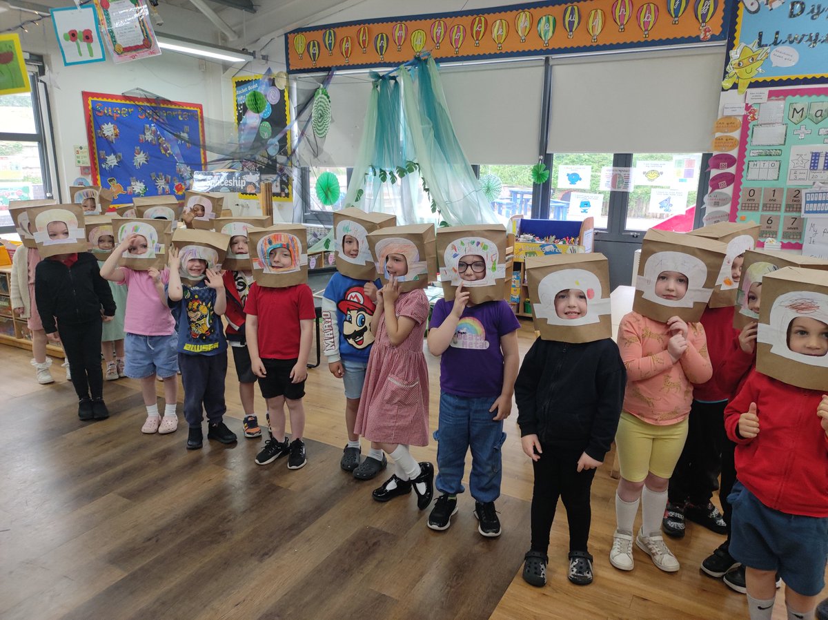 pdcsReception's tweet photo. #MissionControl, we have lift off!! Rec 3 had an amazing interactive experience in our #immersive room. The children were so excited to travel to space and explore the planets ππ#topicinspired @HeadPdcs https://t.co/7OirzxxDTm